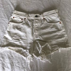 Levi’s white wedgie fit shorts